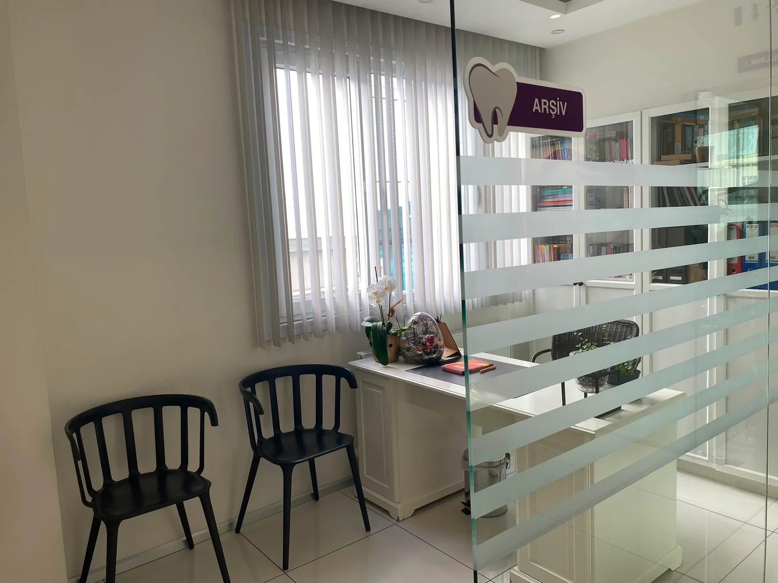 Parkdent bekleme alanı ve cam bölmeli klinik koridoru