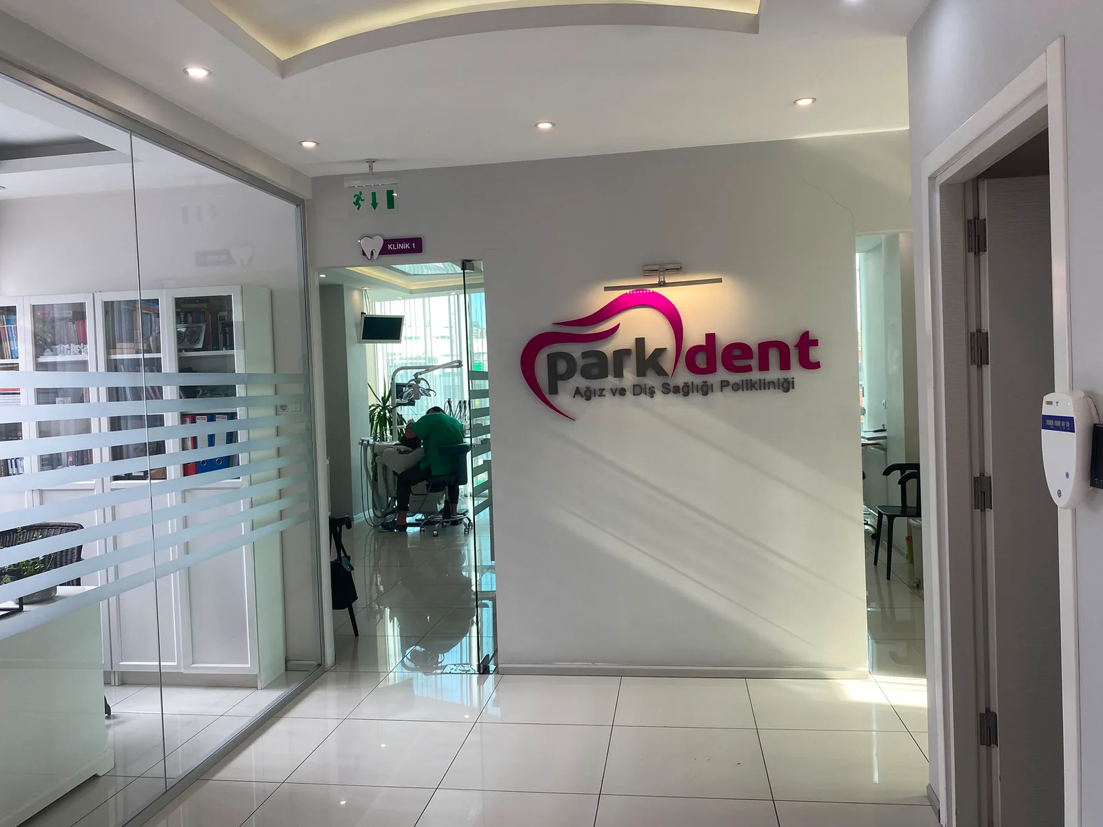 Parkdent logosunun bulunduğu klinik koridoru
