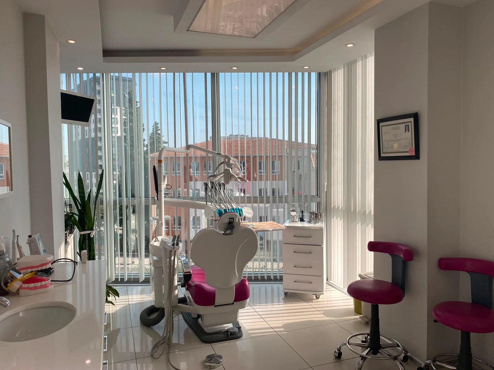 Parkdent kliniğinde pencereli diş muayene odası
